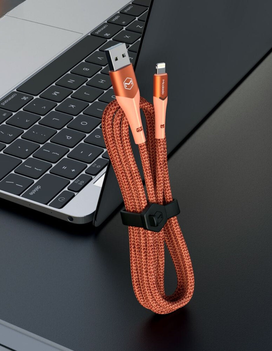 Cable Lightning con Led Carga Rápida y Transmisión de Datos 1.2m Coral